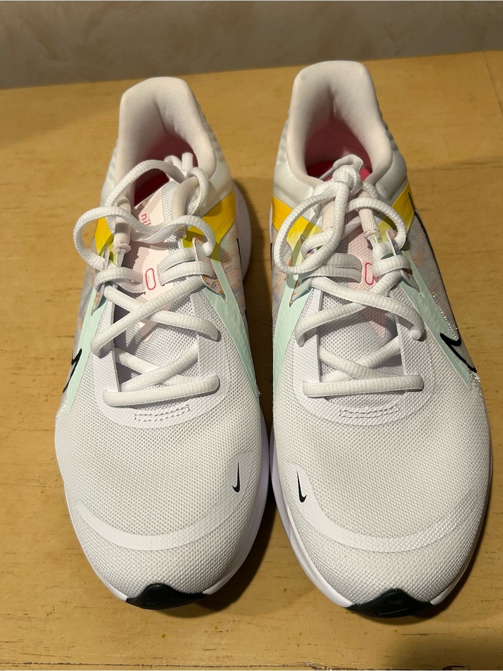 Nike women’s quest 5 premium road running sneaker size 9